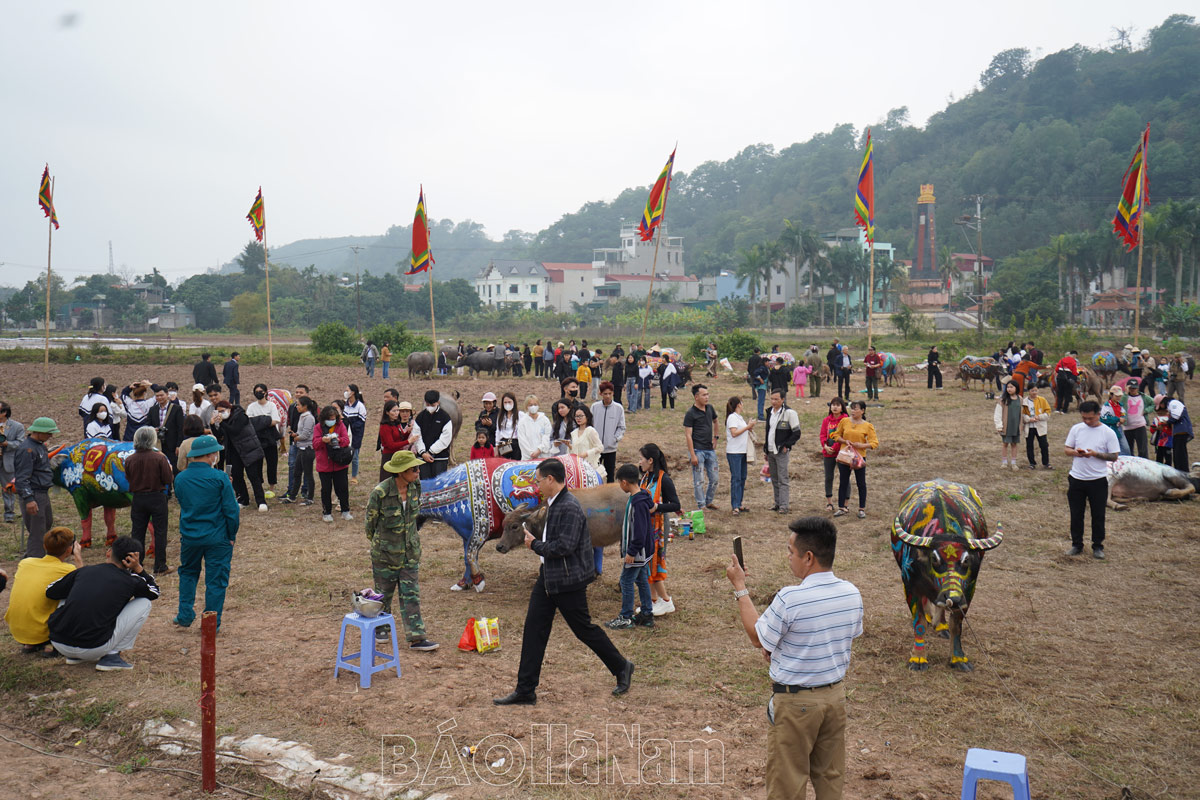 Hội thi vẽ trang trí trâu năm 2024 thu hút nhiều họa sỹ các tỉnh thành phố tham gia