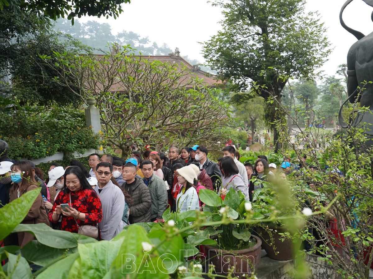 Hàng vạn du khách đổ về chùa Địa Tạng Phi lai ngày cuối tuần