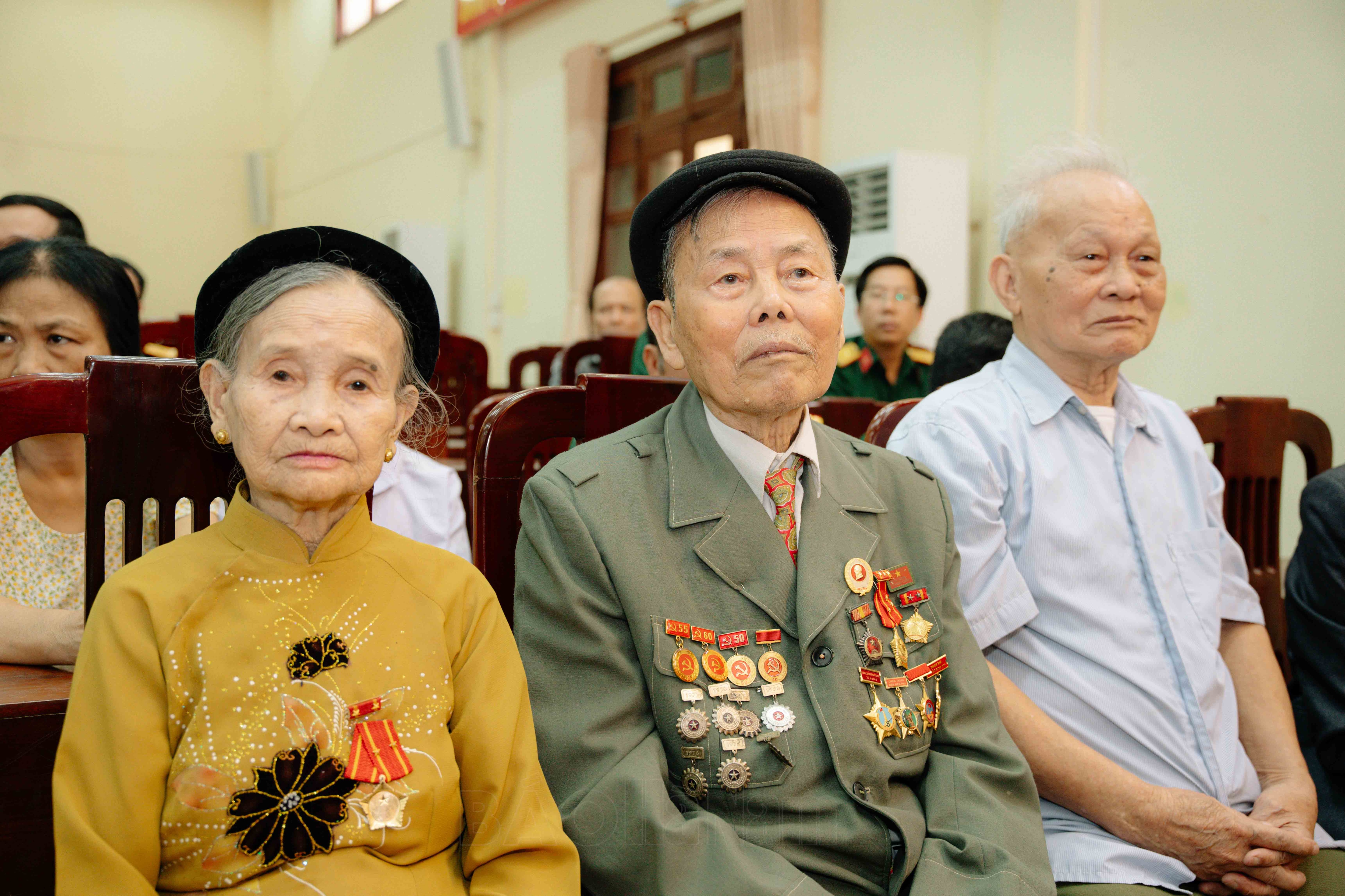 Đồng chí Bí thư Tỉnh ủy Lê Thị Thủy thăm tặng quà Chiến sĩ Điện Biên thanh niên xung phong dân công hỏa tuyến tại Thanh Liêm