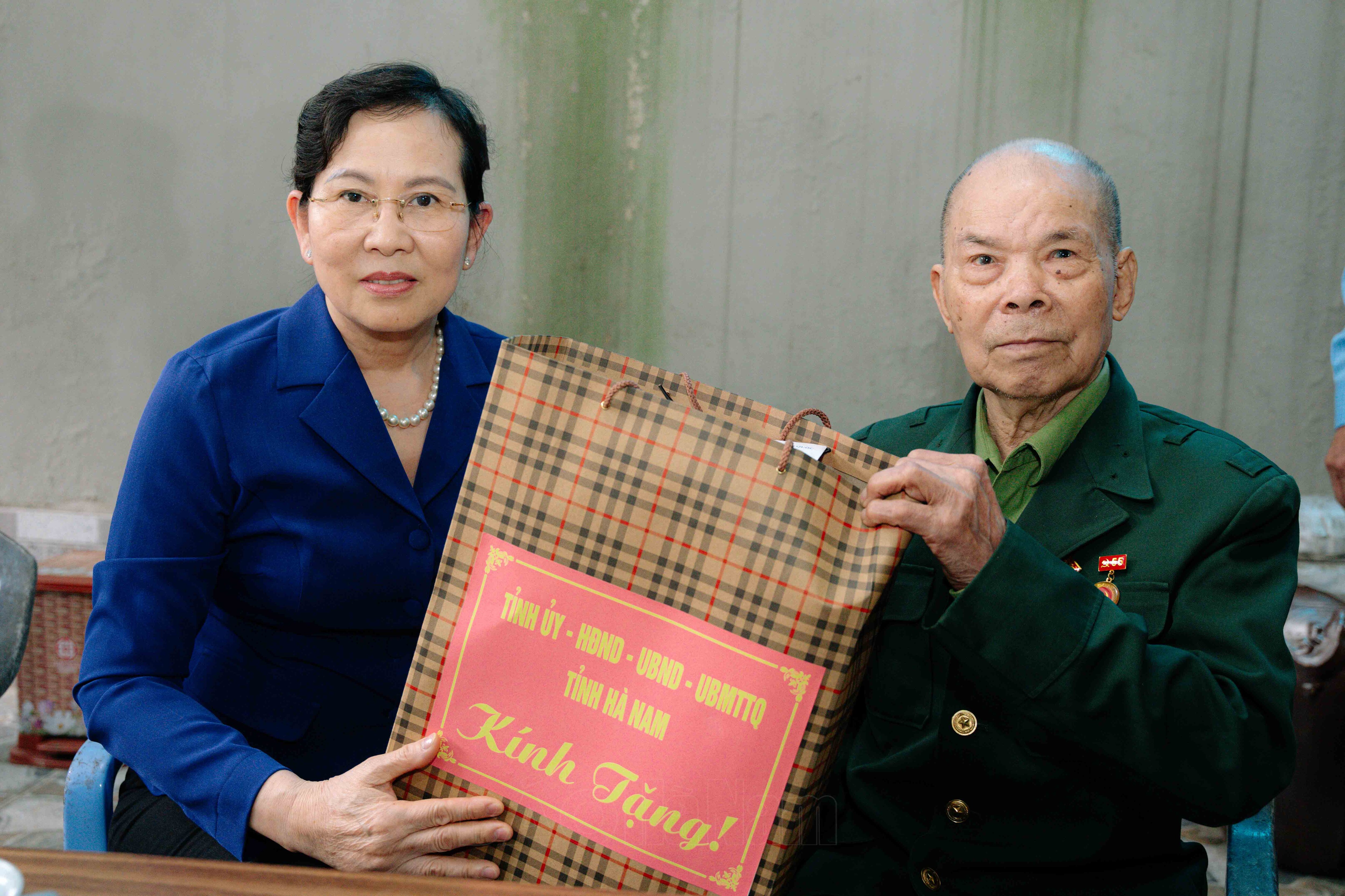 Đồng chí Bí thư Tỉnh ủy Lê Thị Thủy thăm tặng quà Chiến sĩ Điện Biên thanh niên xung phong dân công hỏa tuyến tại Thanh Liêm