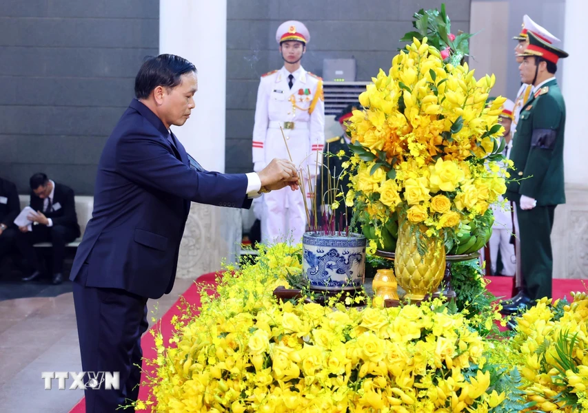 Đoàn tỉnh Cao Bằng viếng Tổng Bí thư Nguyễn Phú Trọng. (Ảnh: TTXVN)