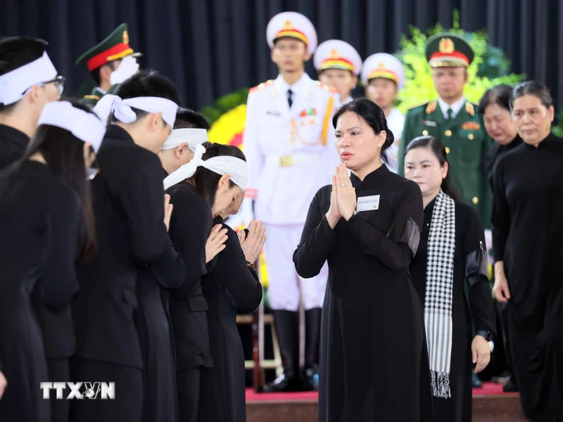 Đoàn Phụ nữ do đồng chí Hà Thị Nga, Ủy viên Trung ương Đảng, Chủ tịch Hội Liên hiệp Phụ nữ Việt Nam viếng Tổng Bí thư Nguyễn Phú Trọng. (Ảnh: TTXVN)