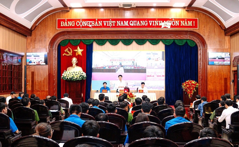 Quang cảnh hội nghị đối thoại tại điểm cầu Hội trường UBND tỉnh. Ảnh: Đức Huy