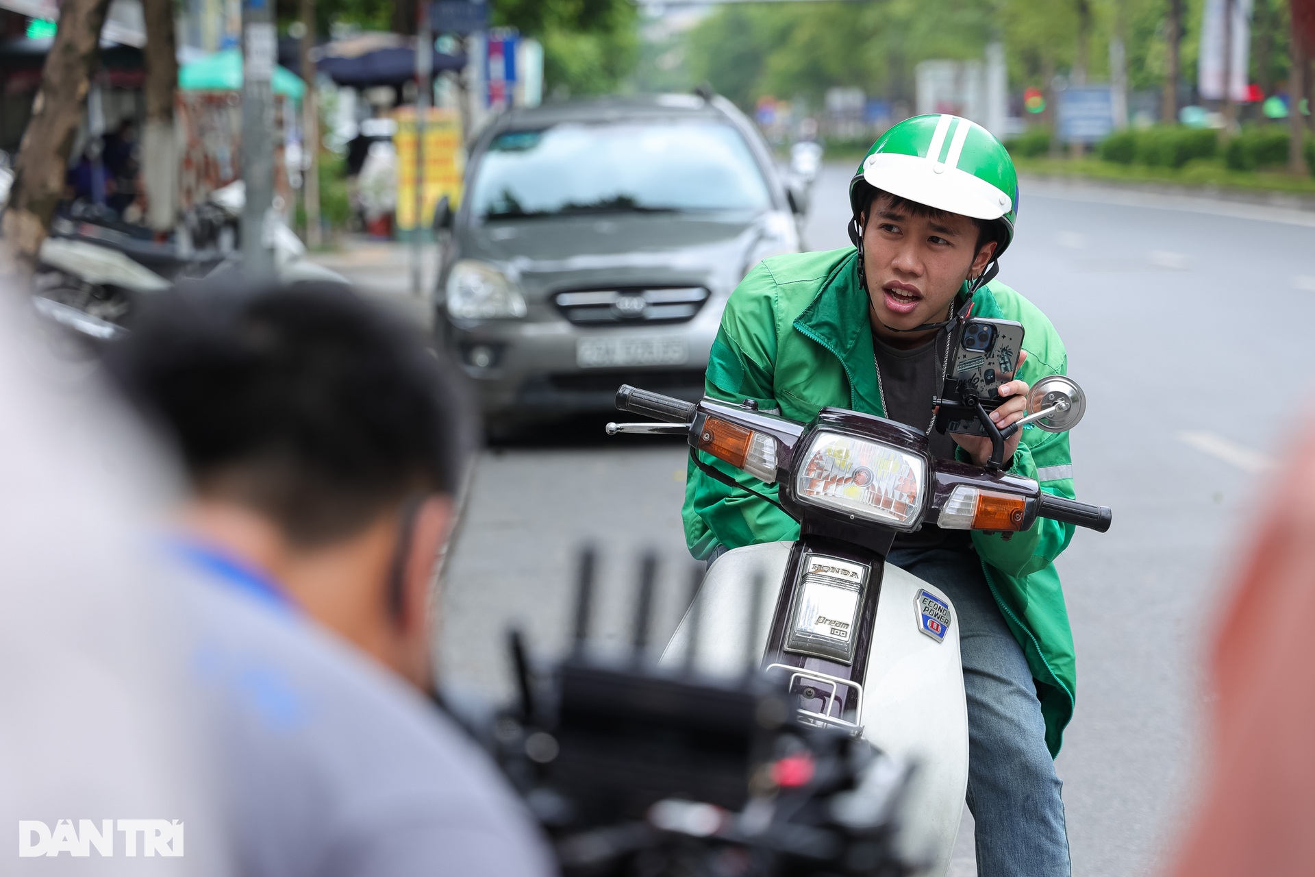 Con trai Vân Dung vào vai cậu ấm Chải: Ăn cơm hộp, chạy mưa ở trường quay - 12