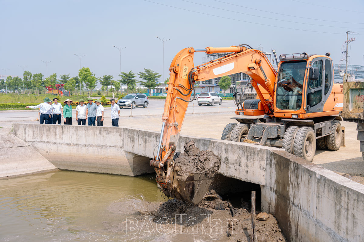 Đồng chí Bí thư Tỉnh ủy Lê Thị Thủy kiểm tra công tác phòng chống lụt bão tại một số điểm trọng yếu trên địa bàn