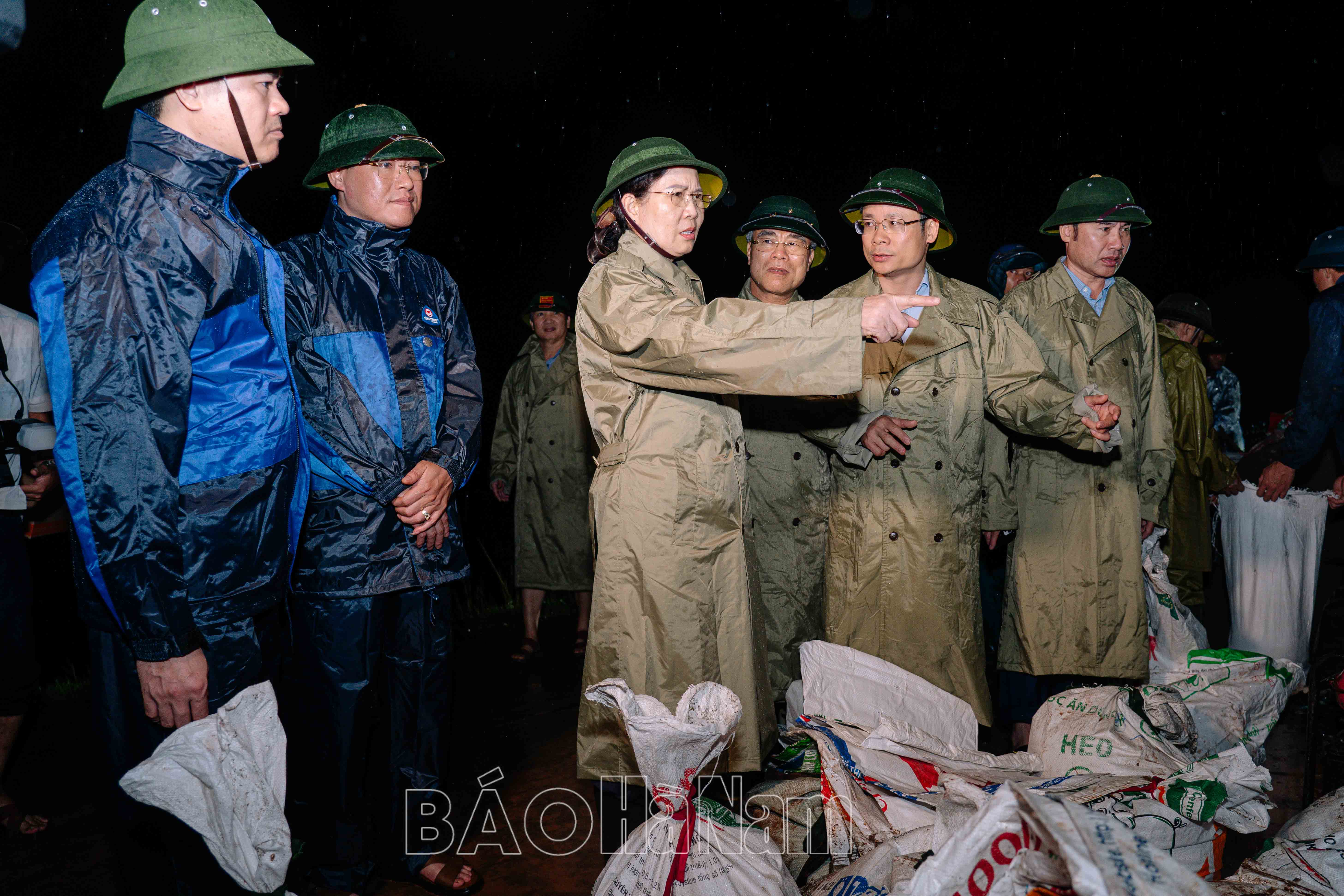 Đồng chí Bí thư Tỉnh ủy Lê Thị Thủy kiểm tra tình hình ngập úng và công tác bảo vệ đê điều ở huyện Thanh Liêm và Lý Nhân