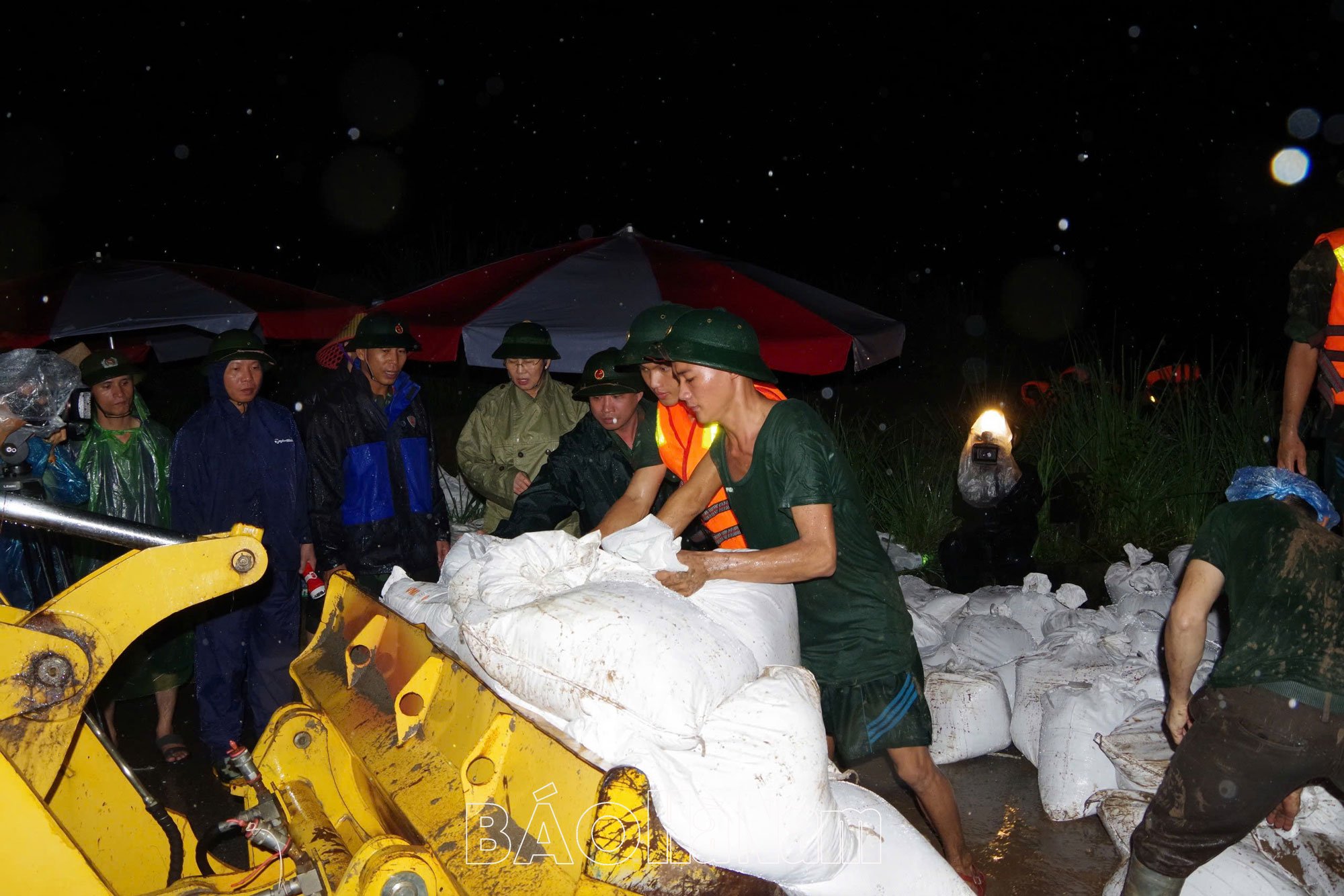 Đồng chí Bí thư Tỉnh ủy Lê Thị Thủy kiểm tra động viên lực lượng gia cố tuyến đê Bùi tại Phủ Lý