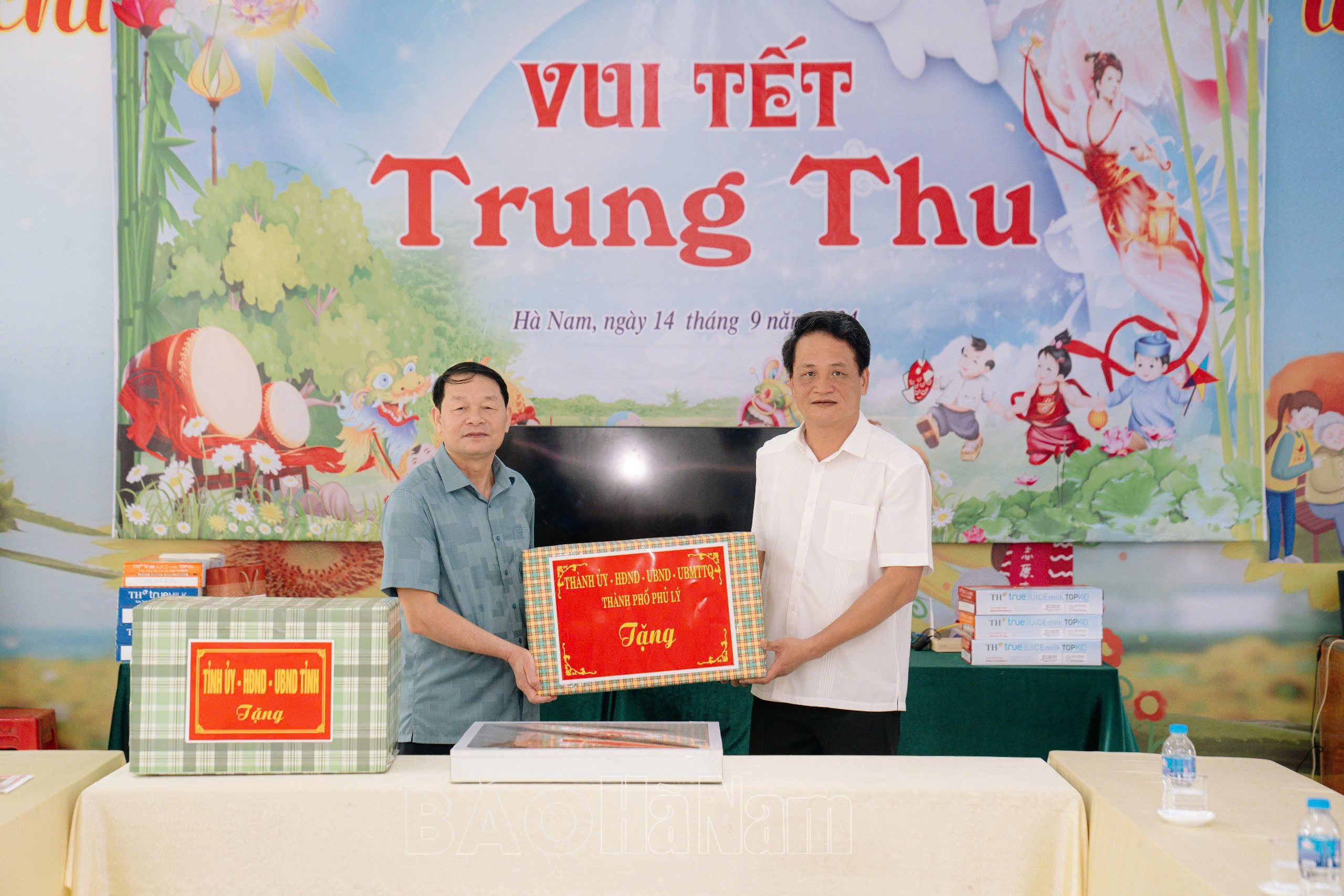 Đồng chí Bí thư Tỉnh ủy Lê Thị Thủy tặng quà Trung thu cho trẻ em Trung tâm Công tác xã hội tỉnh