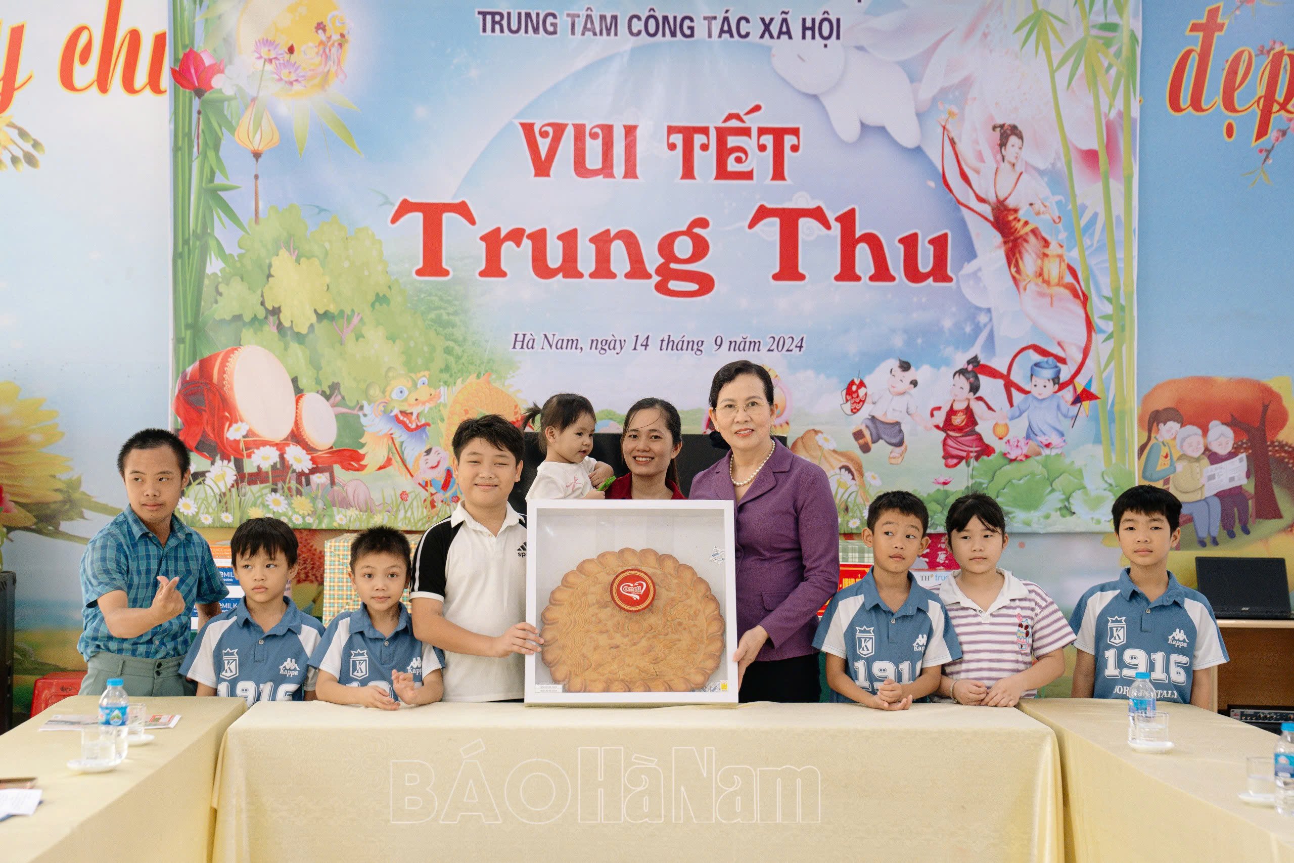 Đồng chí Bí thư Tỉnh ủy Lê Thị Thủy tặng quà Trung thu cho trẻ em Trung tâm Công tác xã hội tỉnh