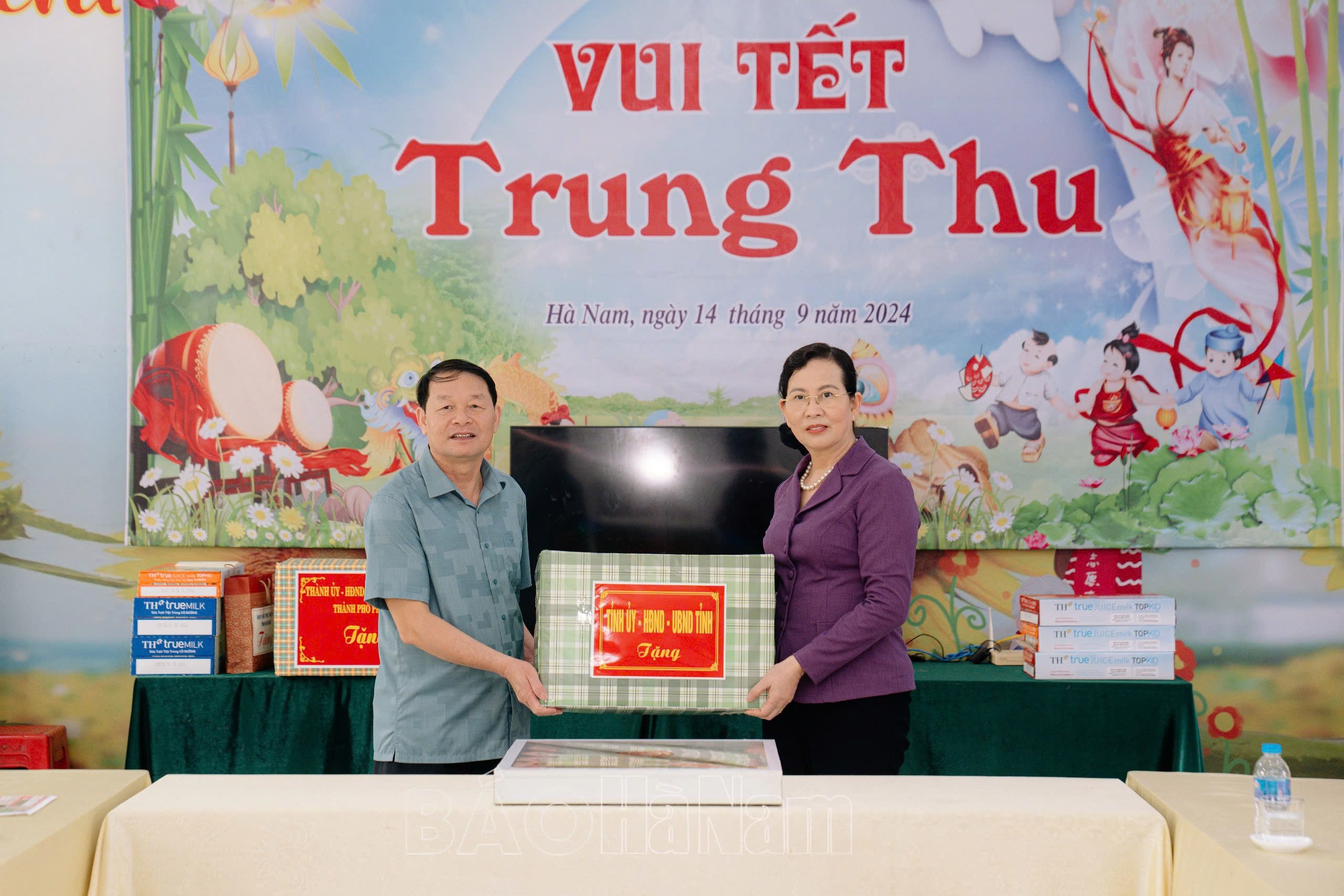 Đồng chí Bí thư Tỉnh ủy Lê Thị Thủy tặng quà Trung thu cho trẻ em Trung tâm Công tác xã hội tỉnh