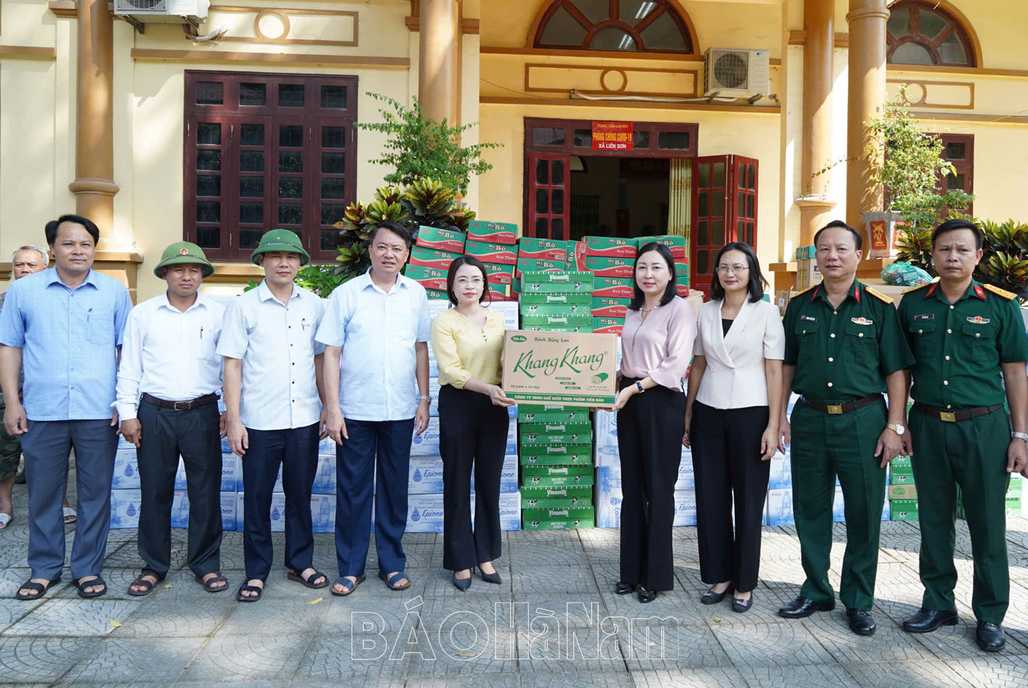 Đồng chí Phó Bí thư Thường trực Tỉnh ủy Đinh Thị Lụa thăm trao quà các địa phương bị ngập lụt