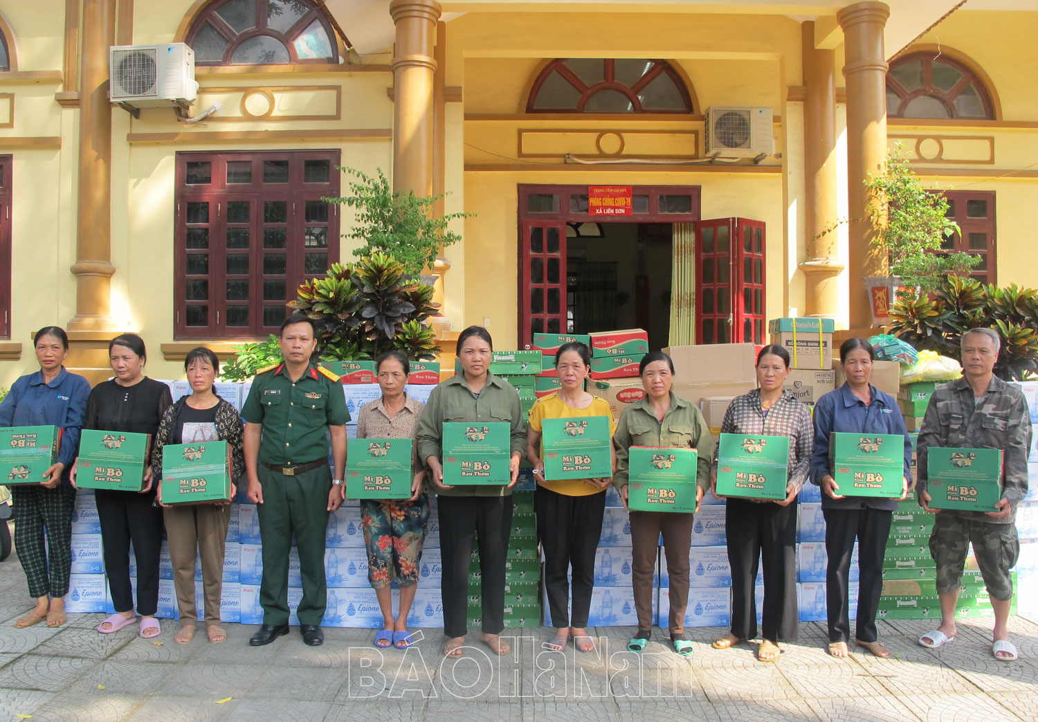 Đồng chí Phó Bí thư Thường trực Tỉnh ủy Đinh Thị Lụa thăm trao quà các địa phương bị ngập lụt