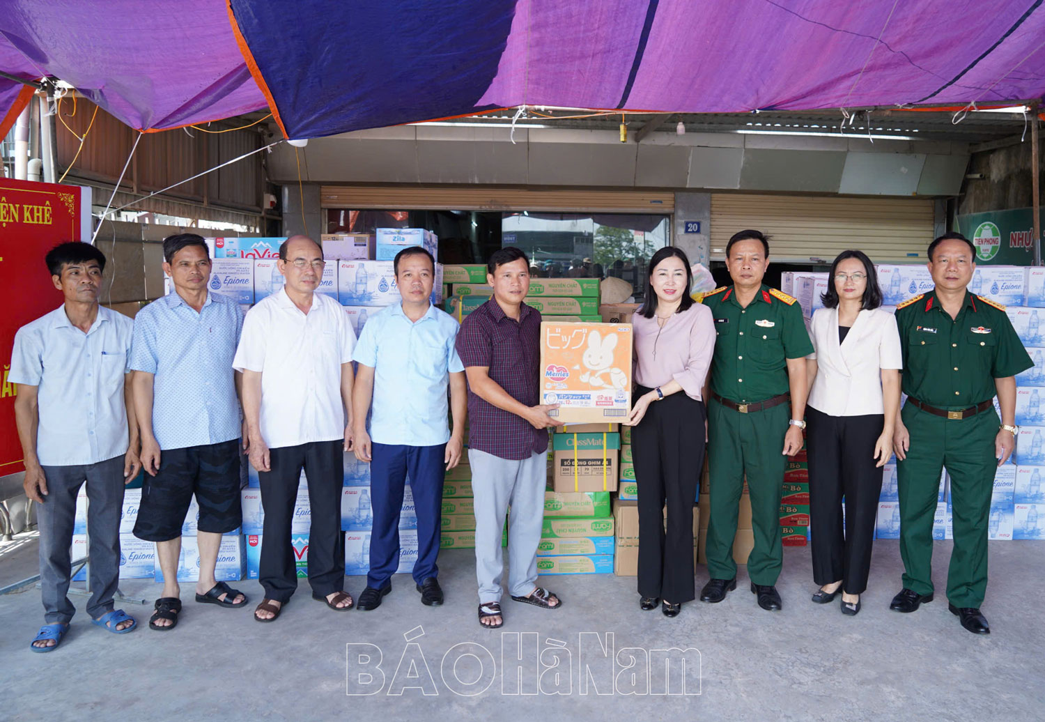 Đồng chí Phó Bí thư Thường trực Tỉnh ủy Đinh Thị Lụa thăm trao quà các địa phương bị ngập lụt