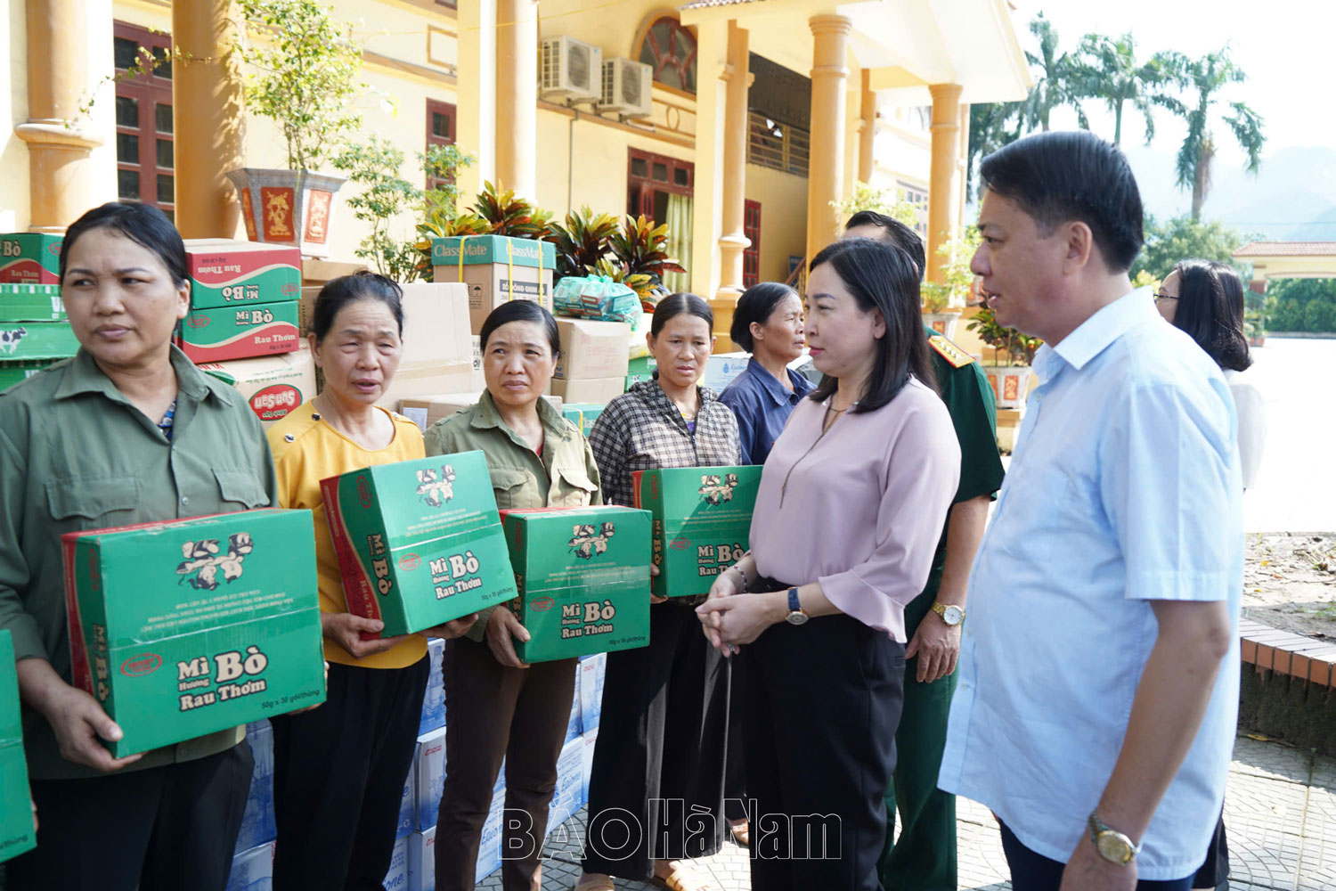 Đồng chí Phó Bí thư Thường trực Tỉnh ủy Đinh Thị Lụa thăm trao quà các địa phương bị ngập lụt