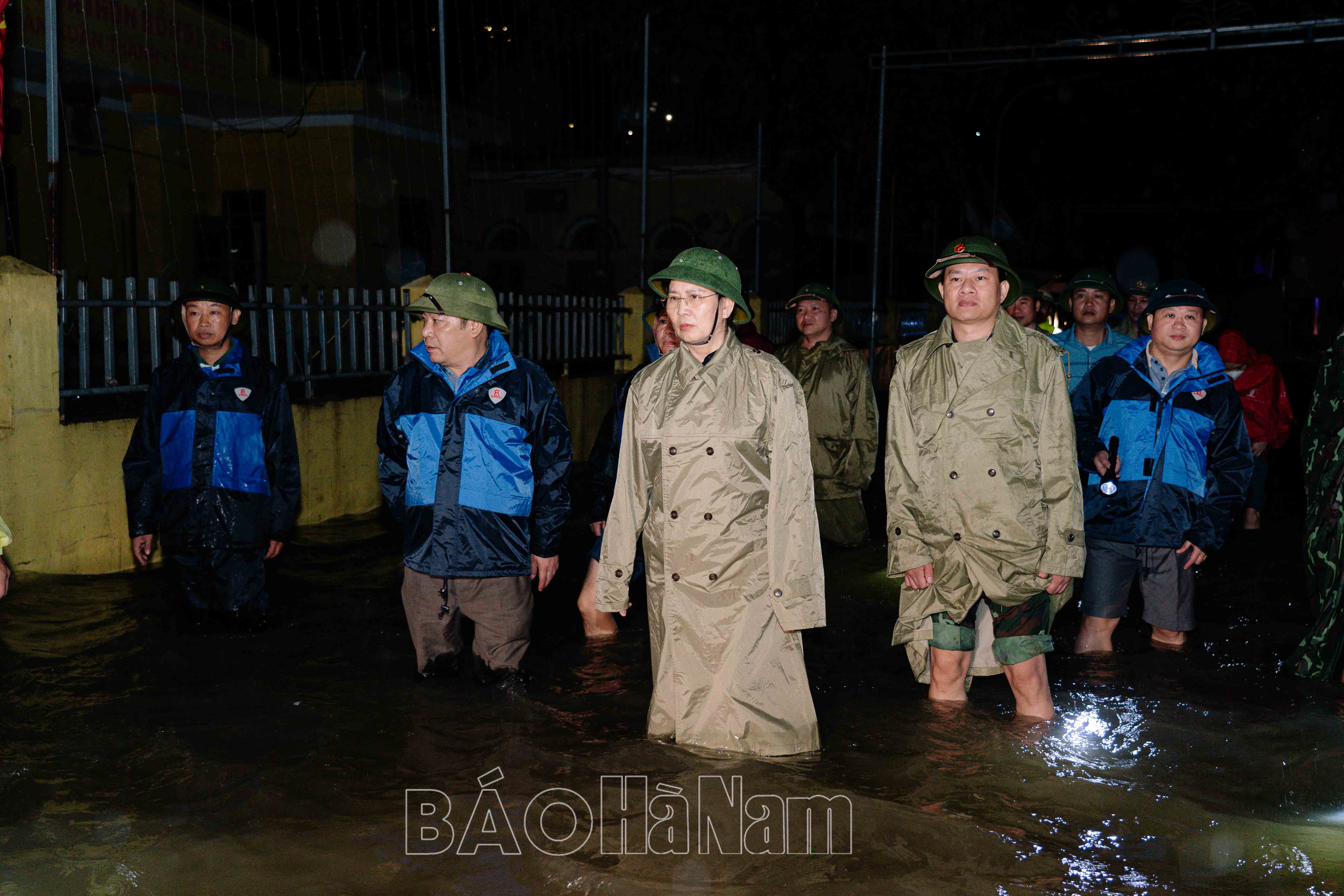 Đồng chí Bí thư Tỉnh ủy Lê Thị Thủy kiểm tra tình hình ngập úng và công tác bảo vệ đê điều ở huyện Thanh Liêm và Lý Nhân