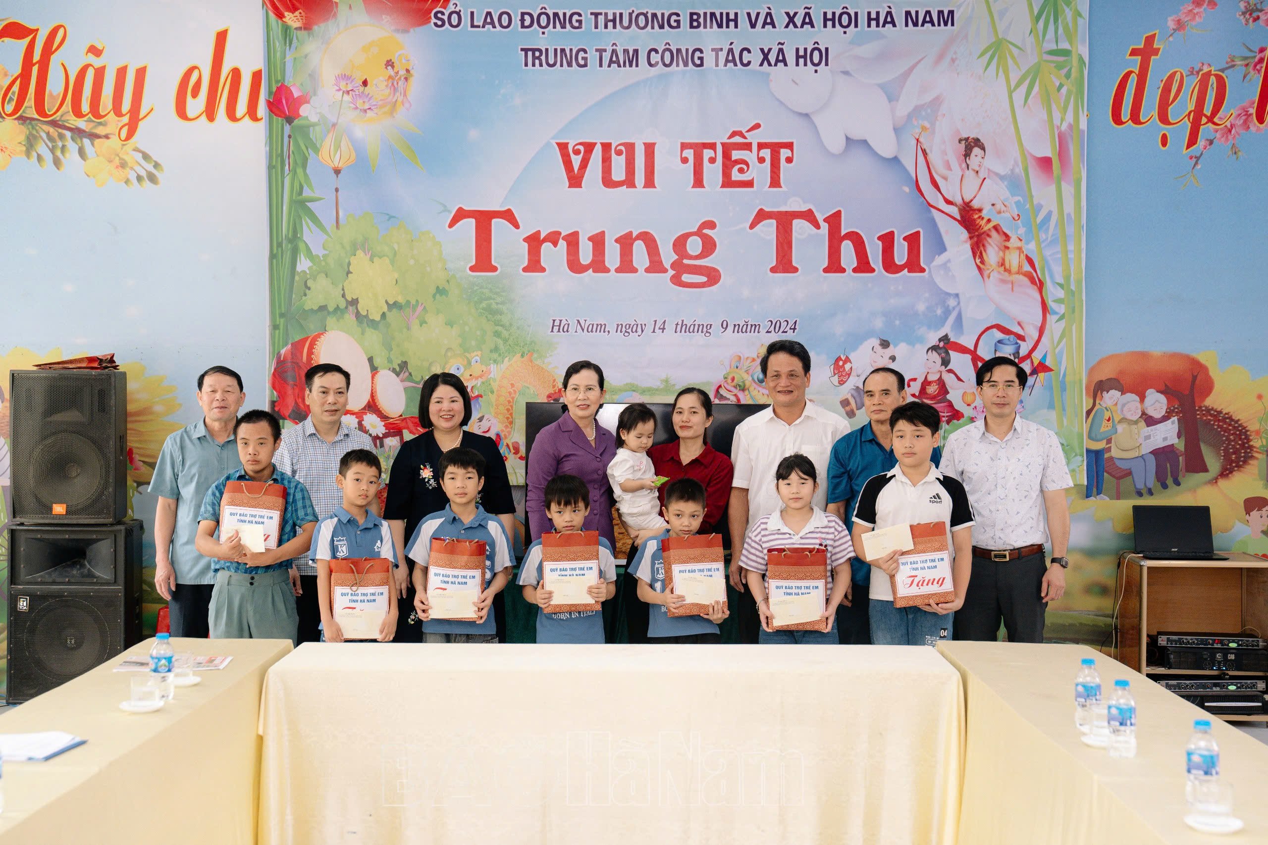 Đồng chí Bí thư Tỉnh ủy Lê Thị Thủy tặng quà Trung thu cho trẻ em Trung tâm Công tác xã hội tỉnh