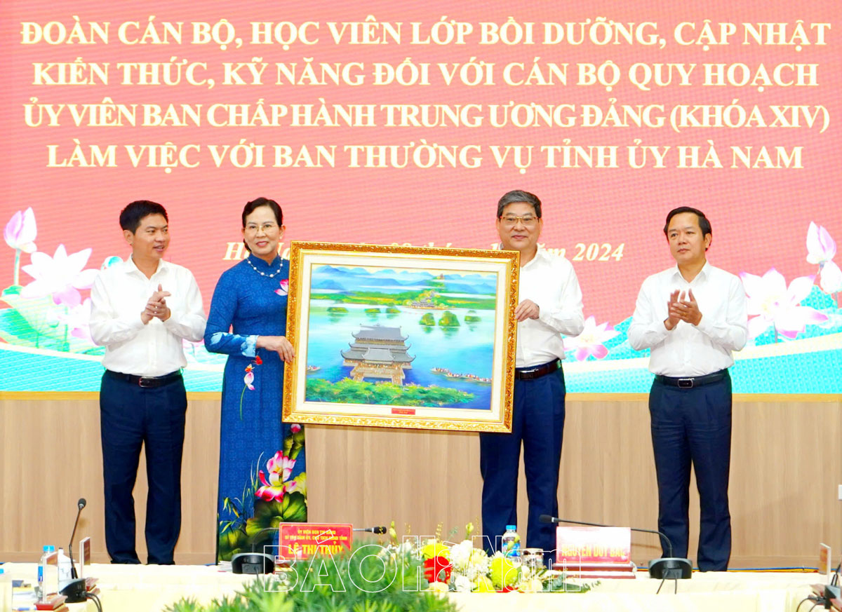 Đoàn cán bộ lớp Bồi dưỡng quy hoạch Ủy viên Trung ương Đảng làm việc với Ban Thường vụ Tỉnh ủy Hà Nam