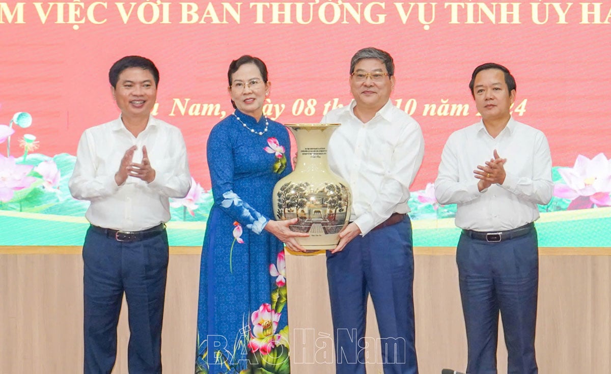 Đoàn cán bộ lớp Bồi dưỡng quy hoạch Ủy viên Trung ương Đảng làm việc với Ban Thường vụ Tỉnh ủy Hà Nam