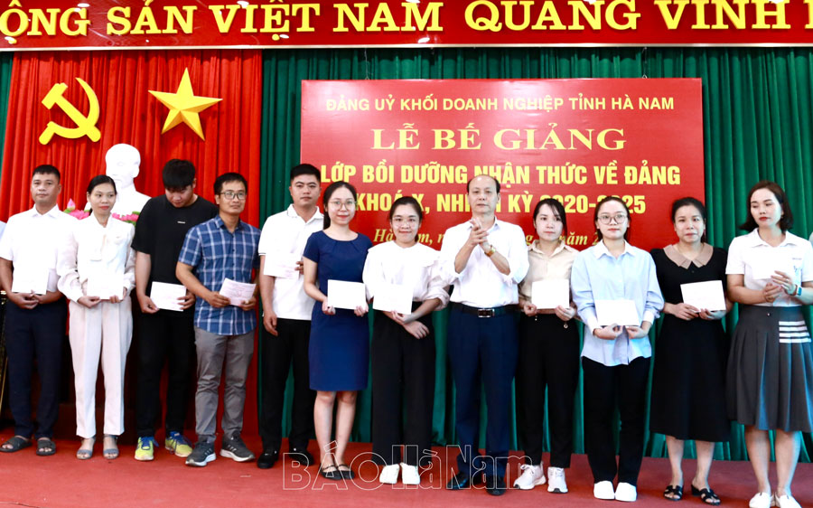 Đảng ủy Khối Doanh nghiệp tỉnh bế giảng lớp bồi dưỡng nhận thức về Đảng khóa X