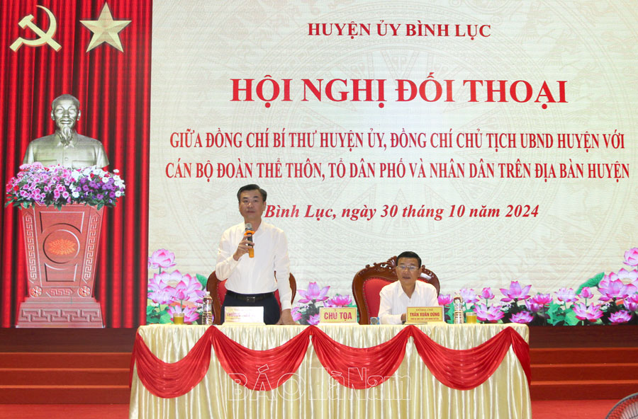 Đồng chí Bí thư Huyện uỷ và Chủ tịch UBND tỉnh huyện Bình Lục đối thoại với cán bộ đoàn thể thôn tổ dân phố và nhân dân