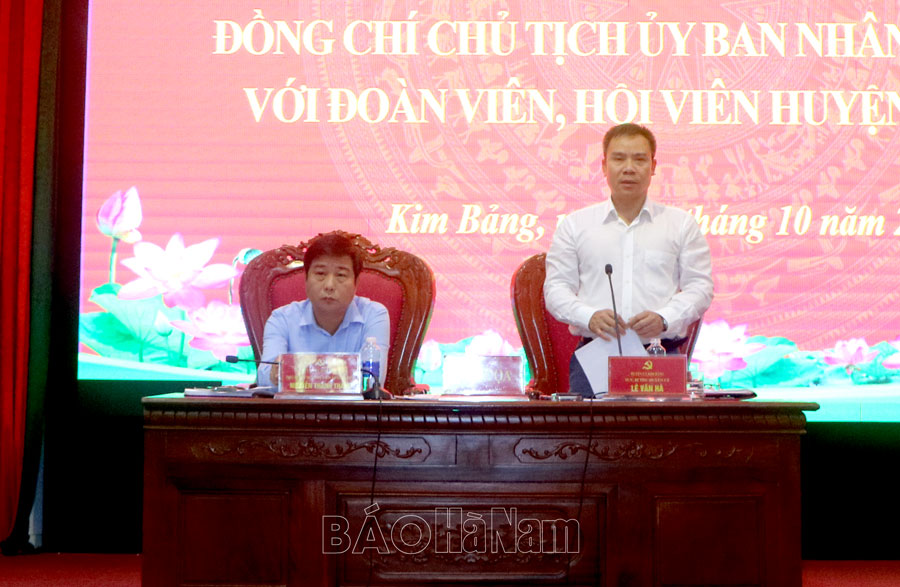 Đồng chí Bí thư Huyện ủy và Chủ tịch UBND huyện Kim Bảng đối thoại với đoàn viên hội viên