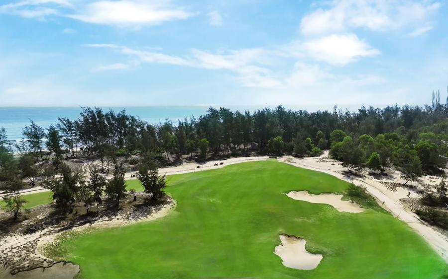 Sân gôn Golden Sands Golf Resort vừa mới khai trương tháng 9 tại Thừa Thiên Huế hứa hẹn mang đến những trải nghiệm chơi gôn thách thức nhất Việt Nam.