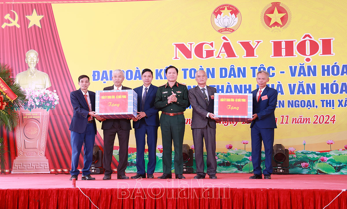 Đại tướng Nguyễn Tân Cương dự Ngày hội Đại đoàn kết toàn dân tộc tại thôn Trung Liêu xã Tiên Ngoại