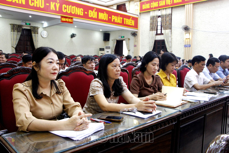 Thành ủy Phủ Lý khai mạc hội nghị bồi dưỡng chuyên đề lịch sử Đảng “Đảng ta thật là vĩ đại”