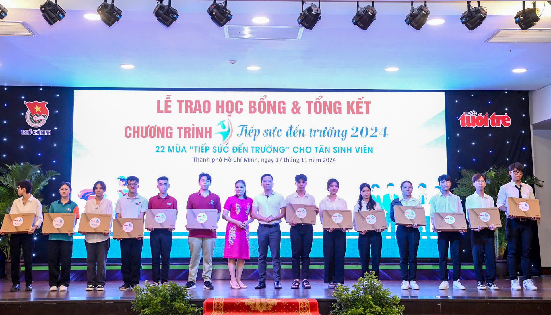 Mất cả cha mẹ, đi làm công nhân 3 năm kiếm sống, vẫn đậu ĐH Kinh tế TP.HCM, được tiếp sức đến trường - Ảnh 47.