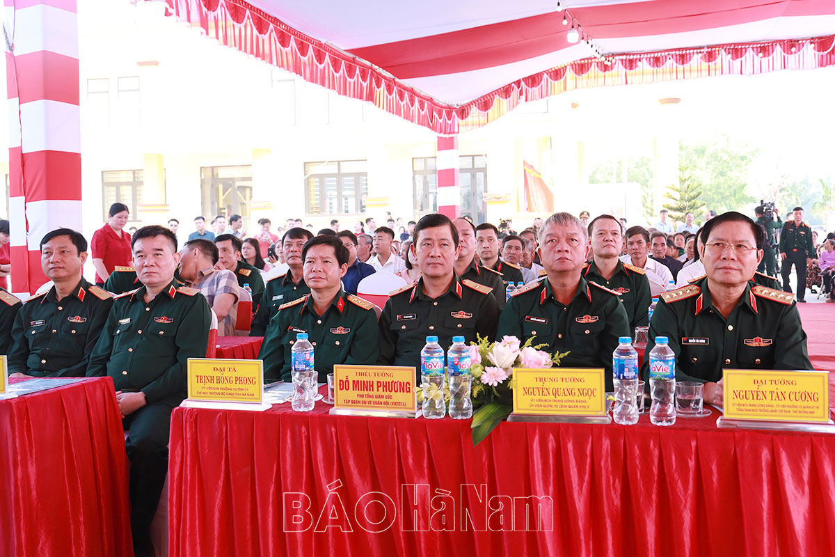 Đại tướng Nguyễn Tân Cương dự Ngày hội Đại đoàn kết toàn dân tộc tại thôn Trung Liêu xã Tiên Ngoại