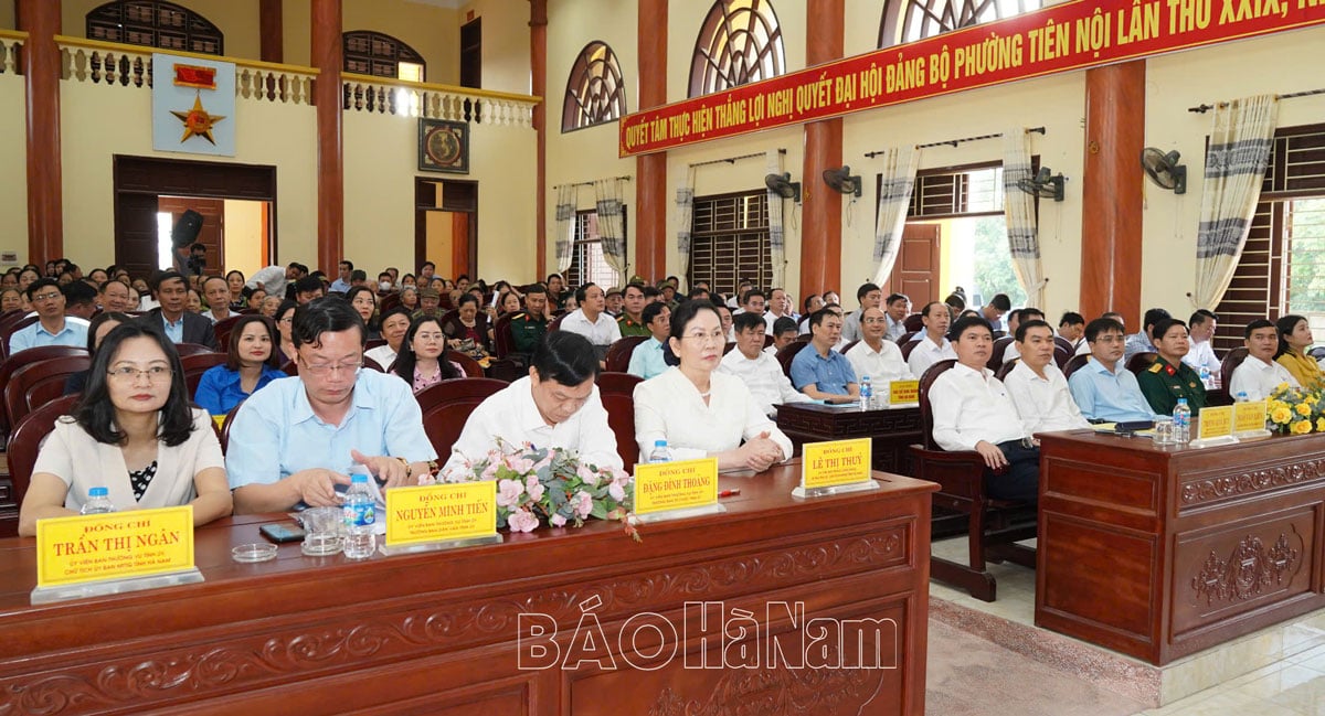 Đồng chí Bí thư Tỉnh uỷ Lê Thị Thủy và Chủ tịch UBND tỉnh Trương Quốc Huy đối thoại với nhân dân phường Tiên Nội