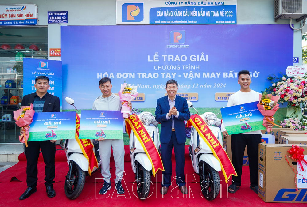 Công ty Xăng dầu Hà Nam trao thưởng cho các khách hàng may mắn trong chương trình “Hóa đơn trao tay – Vận may bất ngờ”