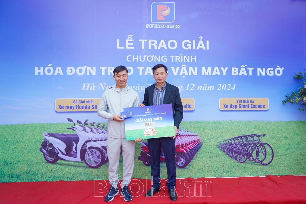 Công ty Xăng dầu Hà Nam trao thưởng cho các khách hàng may mắn trong chương trình “Hóa đơn trao tay – Vận may bất ngờ”