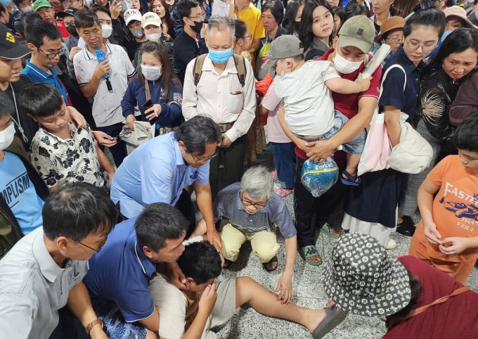 7 hành động văn minh khi đi metro mùa cao điểm