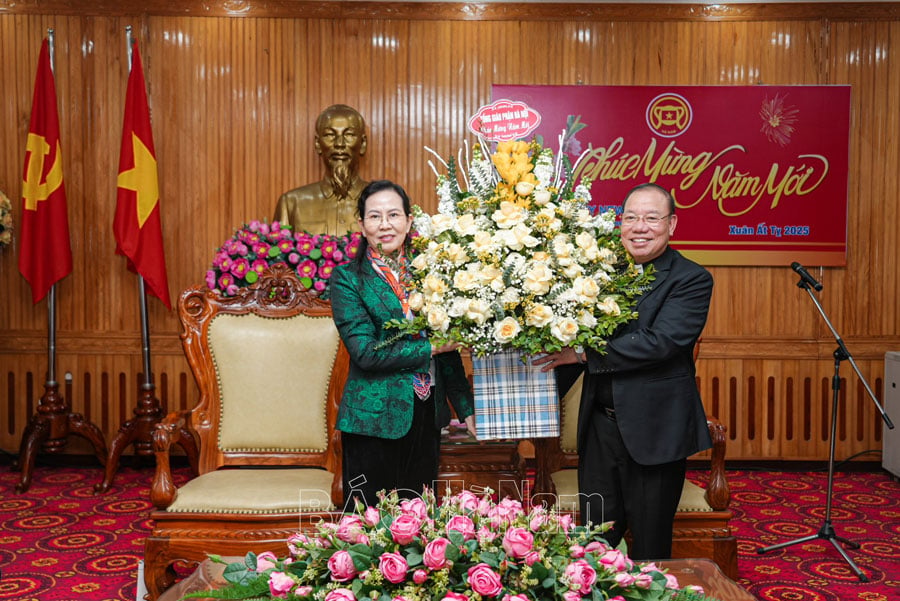 Đoàn đại biểu Tòa Tổng Giám mục Tổng Giáo phận Hà Nội thăm chúc Tết Tỉnh ủy HĐND UBND tỉnh