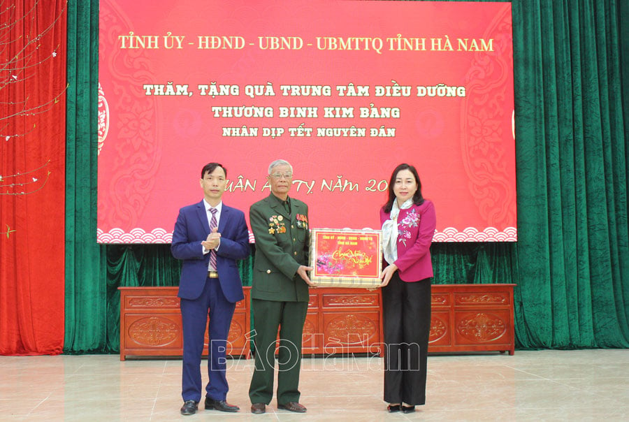 Đồng chí Phó Bí thư Thường trực Tỉnh ủy thăm tặng quà nhân dịp Tết Nguyên đán Ất Tỵ 2025