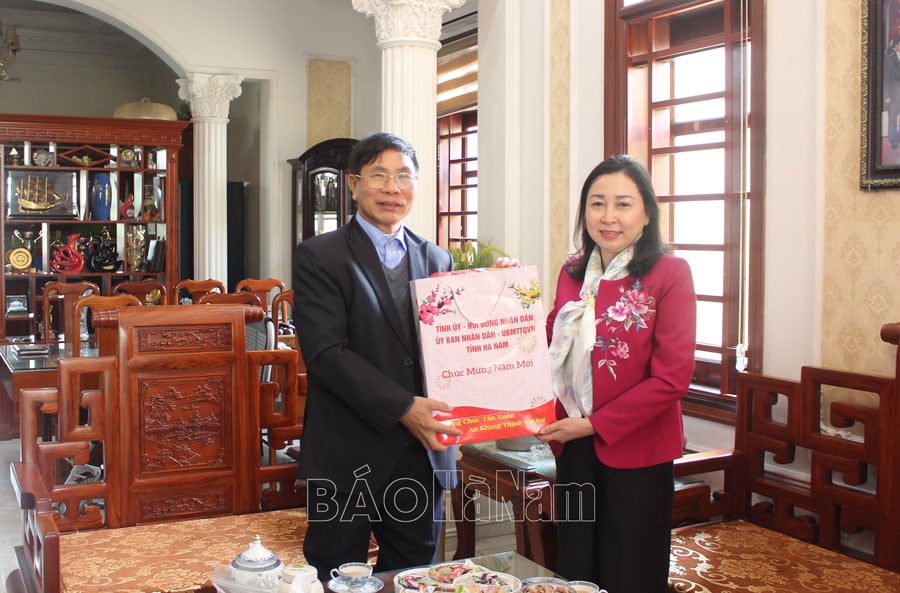 Đồng chí Phó Bí thư Thường trực Tỉnh ủy thăm tặng quà nhân dịp Tết Nguyên đán Ất Tỵ 2025