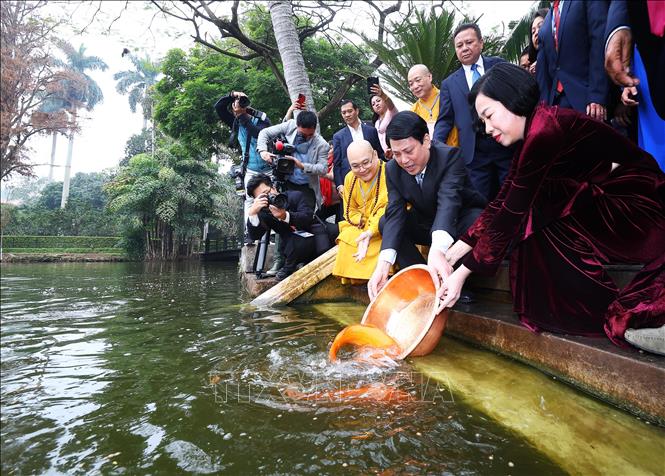 Chủ tịch nước Lương Cường cùng đại biểu kiều bào dâng hương tại Hoàng thành Thăng Long