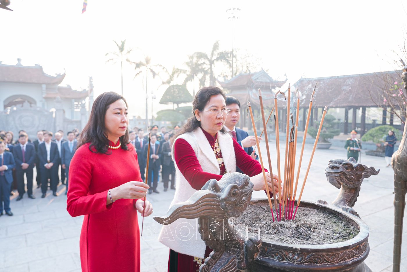 Lãnh đạo tỉnh dâng hương tưởng nhớ Chủ tịch Hồ Chí Minh và các Anh hùng liệt sỹ