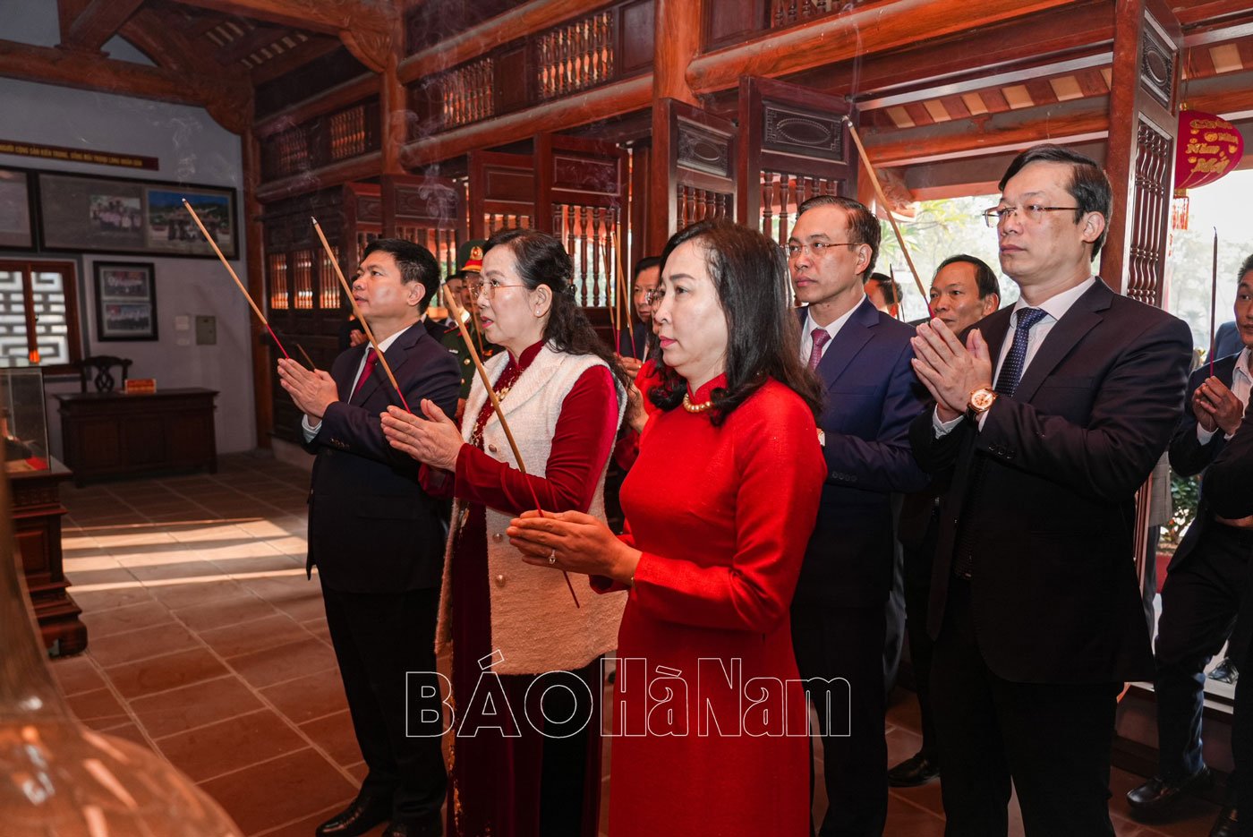 Các đồng chí lãnh đạo tỉnh dâng hương tưởng nhớ Chủ tịch Hồ Chí Minh và các Anh hùng liệt sỹ