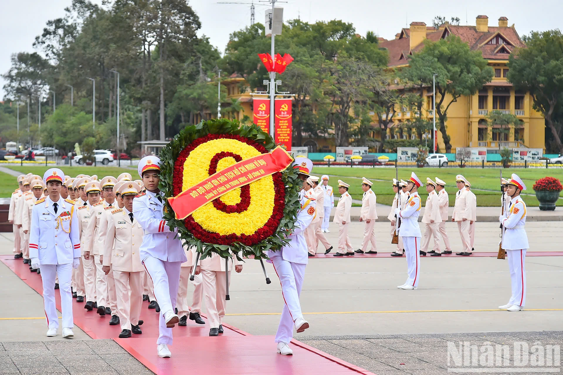 Các đồng chí lãnh đạo nguyên lãnh đạo Đảng Nhà nước vào Lăng viếng Chủ tịch Hồ Chí Minh