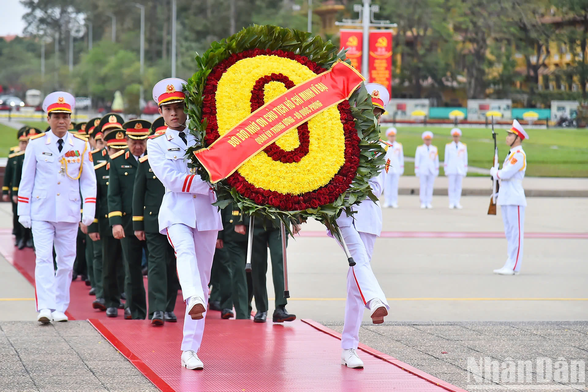 Các đồng chí lãnh đạo nguyên lãnh đạo Đảng Nhà nước vào Lăng viếng Chủ tịch Hồ Chí Minh