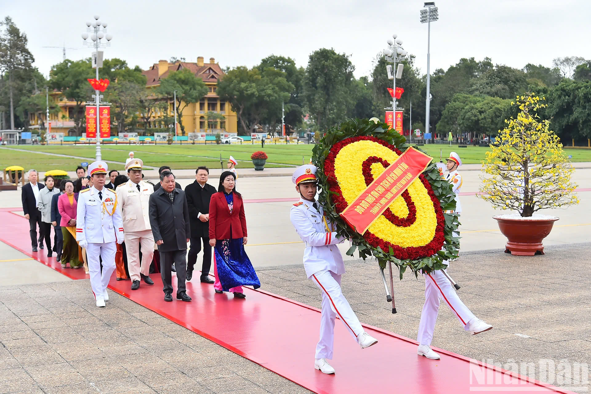 Các đồng chí lãnh đạo nguyên lãnh đạo Đảng Nhà nước vào Lăng viếng Chủ tịch Hồ Chí Minh