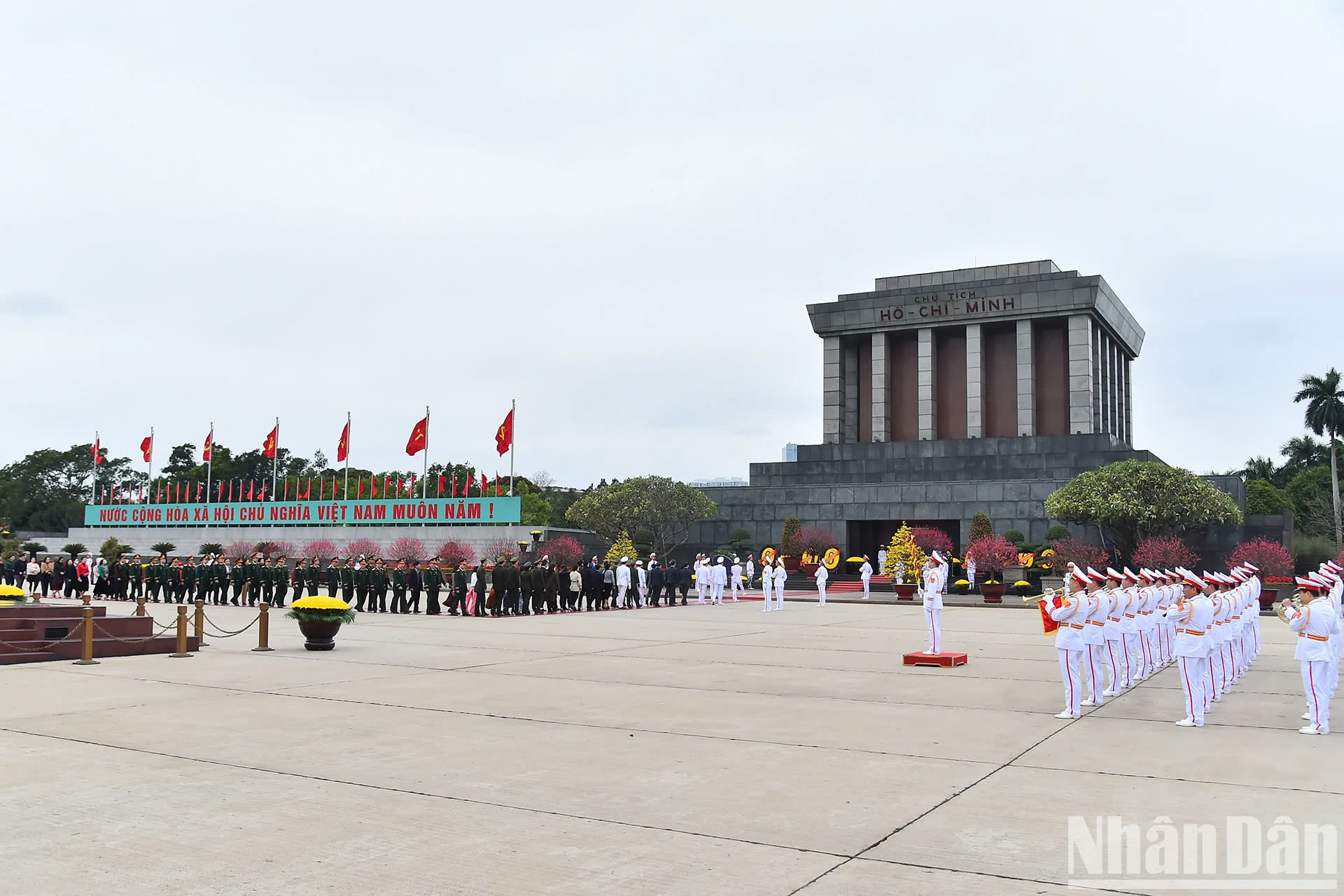 Các đồng chí lãnh đạo nguyên lãnh đạo Đảng Nhà nước vào Lăng viếng Chủ tịch Hồ Chí Minh