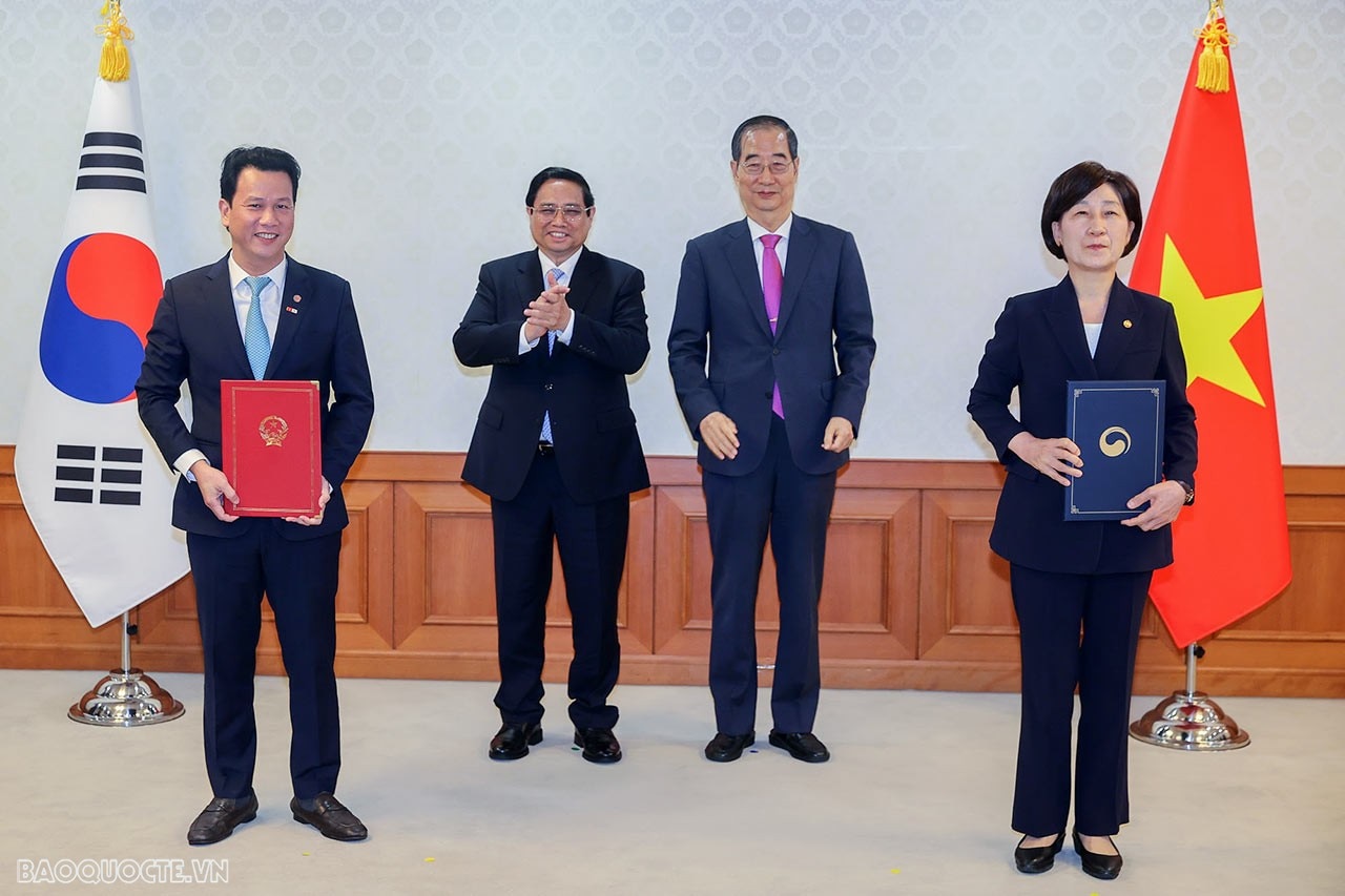 Toàn cảnh Thủ tướng Phạm Minh Chính hội đàm với Thủ tướng Hàn Quốc Han Duck Soo và chứng kiến trao văn kiện hợp tác