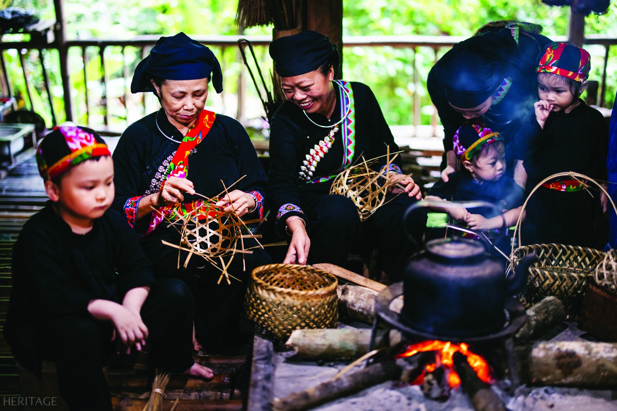 Có thể là hình ảnh về 5 người, ngọn lửa và văn bản