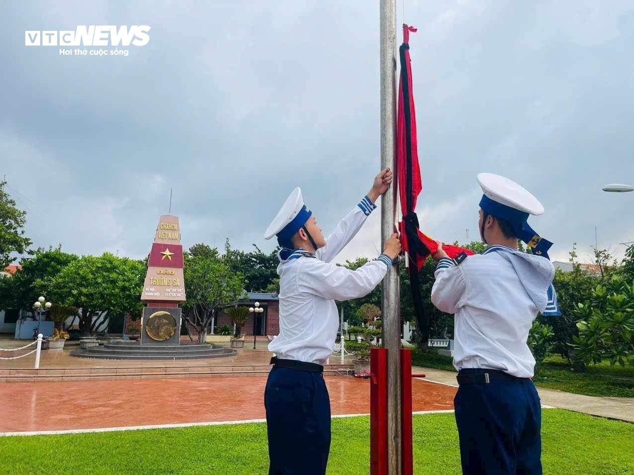 Từ Trường Sa đến Ba Đình - triệu trái tim người Việt tiếc thương Tổng Bí thư - 1