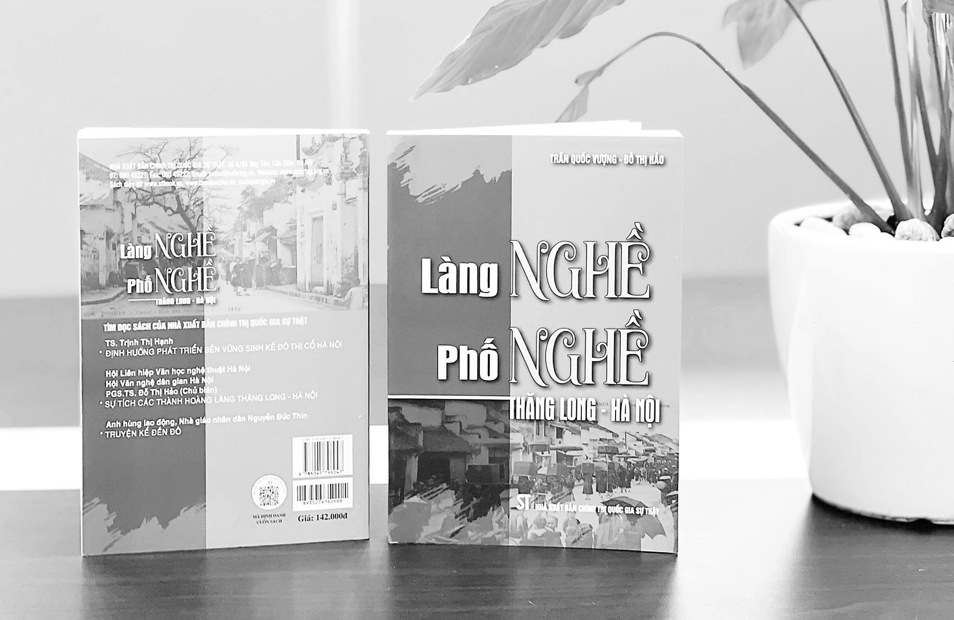 cuon-sach-la-tai-lieu-nghien-cuu-gia-tri-ve-lang-nghe-pho-nghe-cua-dat-thang-long-ha-noi..jpg