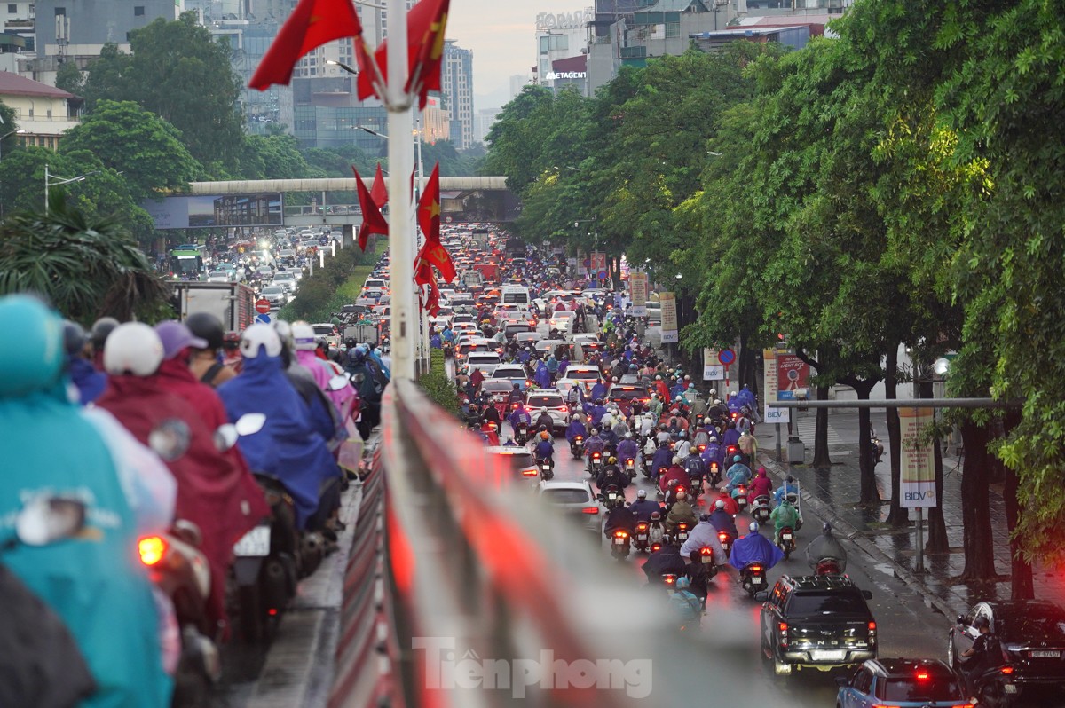 Đường phố Hà Nội kẹt cứng, người dân chật vật về nhà trong cơn mưa chiều ảnh 13