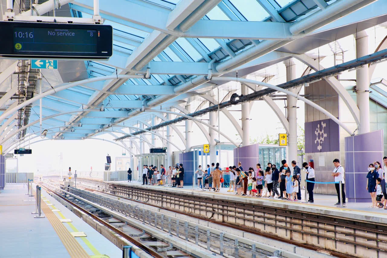 Hết miễn phí, metro Nhổn - ga Hà Nội vẫn ‘hút khách’ ngày cuối tuần ảnh 6